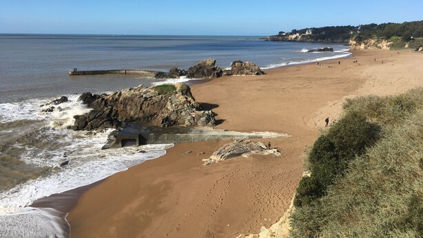 A coastal beach with rocky outcrops and a clear view of the sea. - Family home 100m from the beach (Saint-Nazaire)