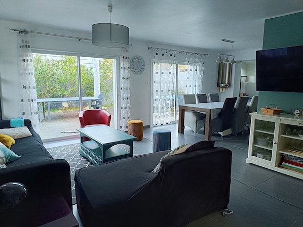 Smart TV, DVD player, books, offices
