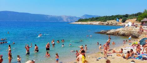 Nära stranden och solstolar