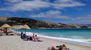 Plage à proximité, chaises longues