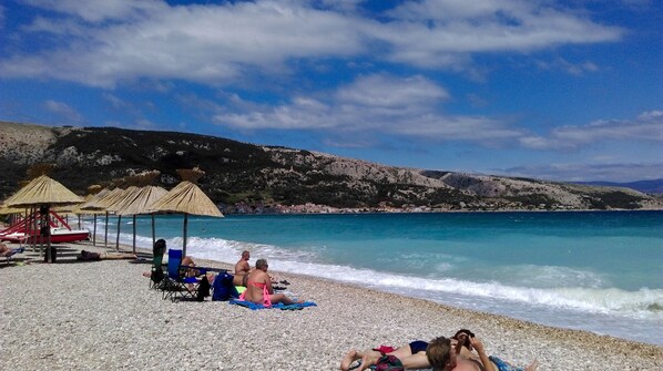 Playa en los alrededores y camastros