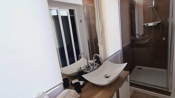 Douche, sĂšche-cheveux, serviettes fournies, savon
