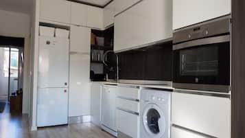 Een koelkast, een oven, een kookplaat, een vaatwasser