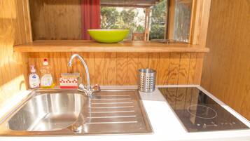 Een koelkast, een microgolfoven, een oven, een kookplaat