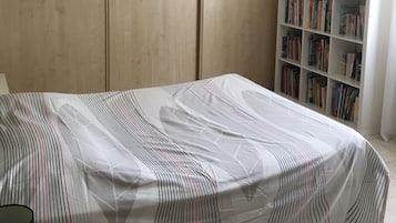 4 slaapkamers, een strijkplank/strijkijzer, reisbedje, wifi