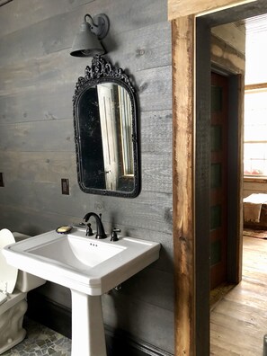 Douche, serviettes fournies, papier de toilette