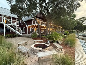 Outdoor dining - Bayfront Lodge-Beautiful & Unique East Bay Retreat (Gulf Breeze)