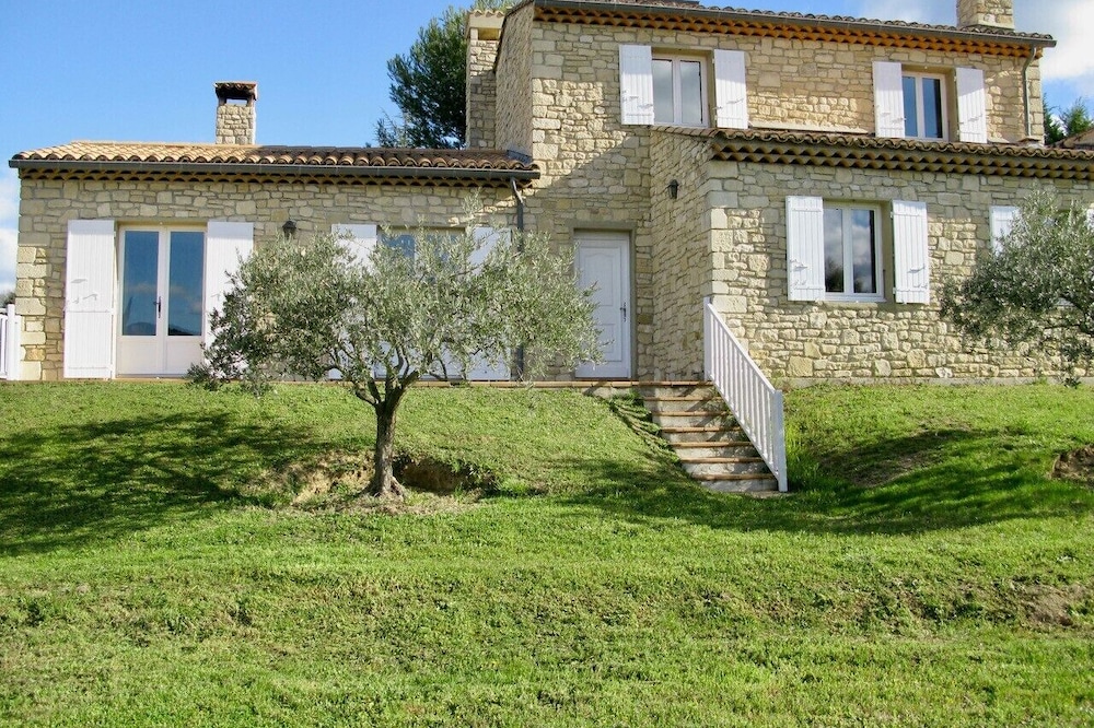 Big independent house, calm, on ground sported 2400m2, in 700 m of the village