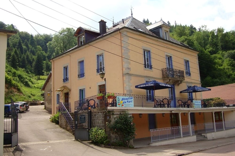 4 Apartments - Gîtes (4/5 people) and 4 Studios (2 people)