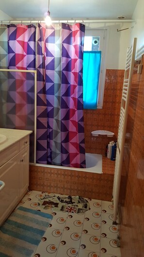 Bathroom - ENTIRE APARTMENT WITH 3 BEDROOMS (Argenteuil)
