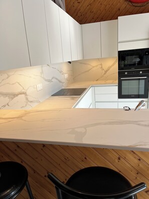 Kühlschrank, Mikrowelle, Ofen, Herdplatte