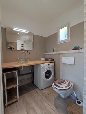 SĂšche-cheveux, serviettes fournies