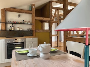 Cafetière-théière, réfrigérateur, un four, surface de cuisson