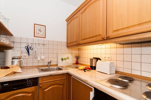 Fridge, oven, dishwasher, coffee/tea maker