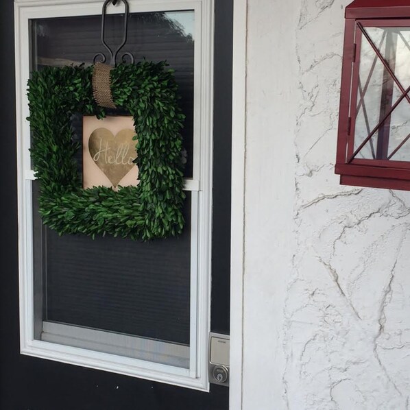 A door with a wreath and a 'Hello' sign. - Oak Lane Cottage, Country Setting on Wine Route, Easy Access to NOTL (St. Catharines)