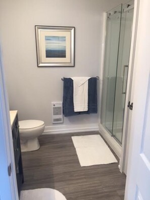 Shower, hair dryer, towels, soap - Oak Lane Cottage, Country Setting on Wine Route, Easy Access to NOTL  (St. Catharines)