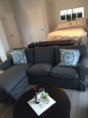 1 bedroom, iron/ironing board, free WiFi, bed sheets - Oak Lane Cottage, Country Setting on Wine Route, Easy Access to NOTL  (St. Catharines)