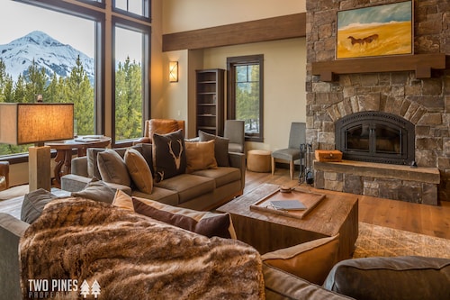 Grand Estate with Ski-in/out! Private Deck with Hot Tub, and Grill! Fireplace &