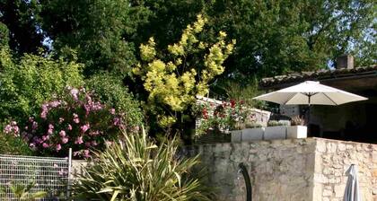 Beau gĂźte en pierres blanches dans un demeure de caractĂšre avec piscine