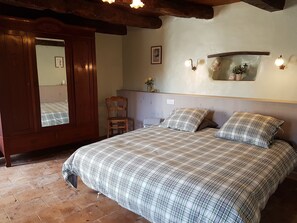 2 bedrooms, iron/ironing board, travel cot, free WiFi - Beautiful white stone gîte in a character property with swimming pool (Andillac)