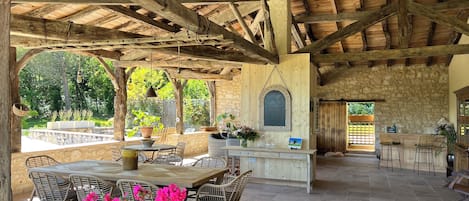 Outdoor dining