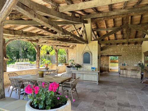 Beau gîte en pierres blanches dans un demeure de caractère avec piscine