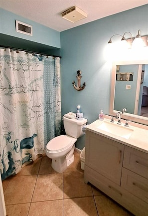 Ein Badezimmer mit Toilette, Waschbecken und Spiegel.