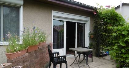 Studio avec terrasse, prÚs du parc aux oiseaux, proximités tous commerces, gare