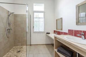 Chuveiro, secador de cabelo, toalhas de banho, sabonete