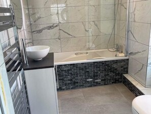Quarto casal (Carreg Las) | Cofres nos quartos, individualmente decorados