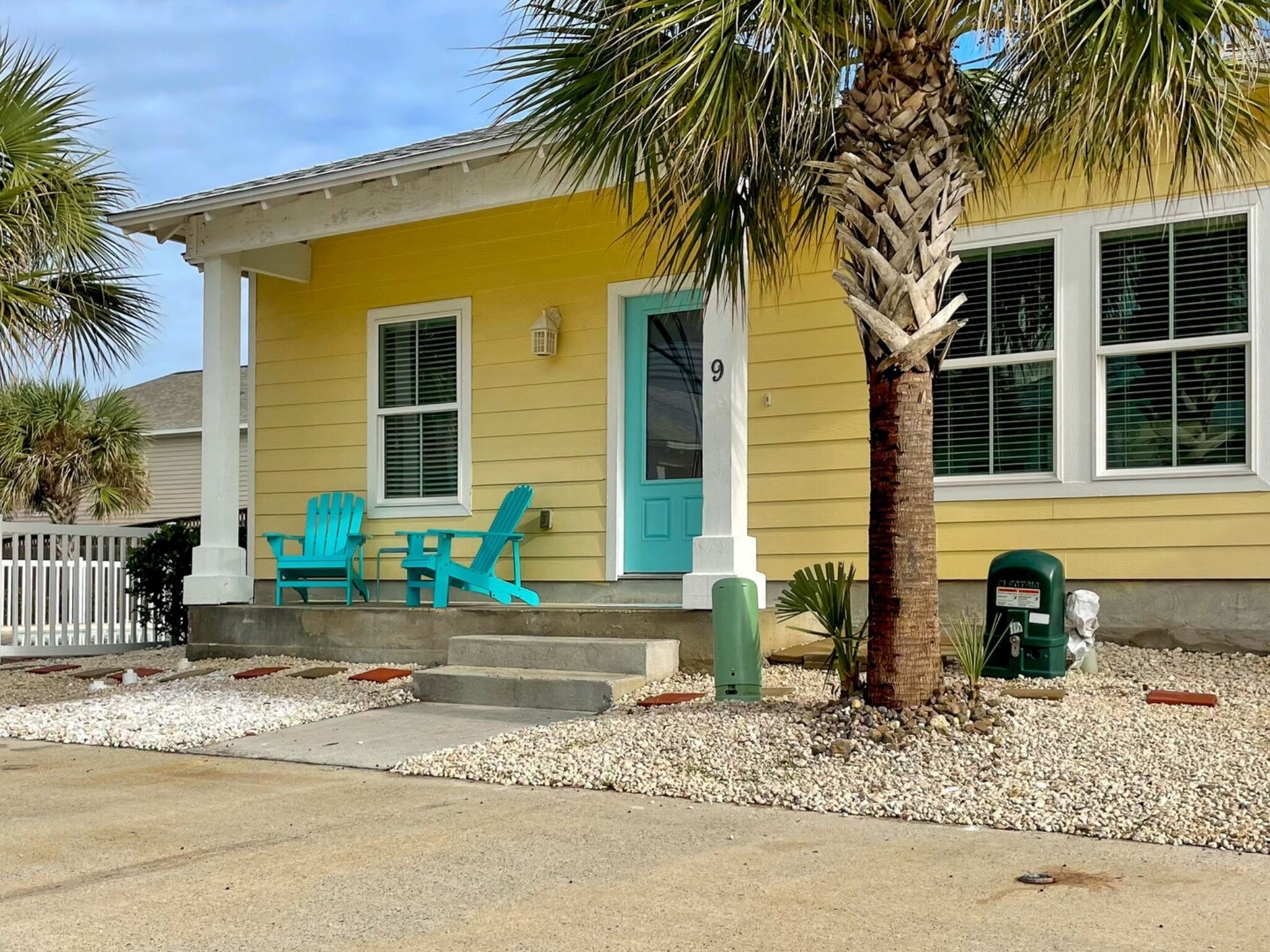 9SP Adorable Cottage, By Shared Pool, Beach Vibes, Open Concept