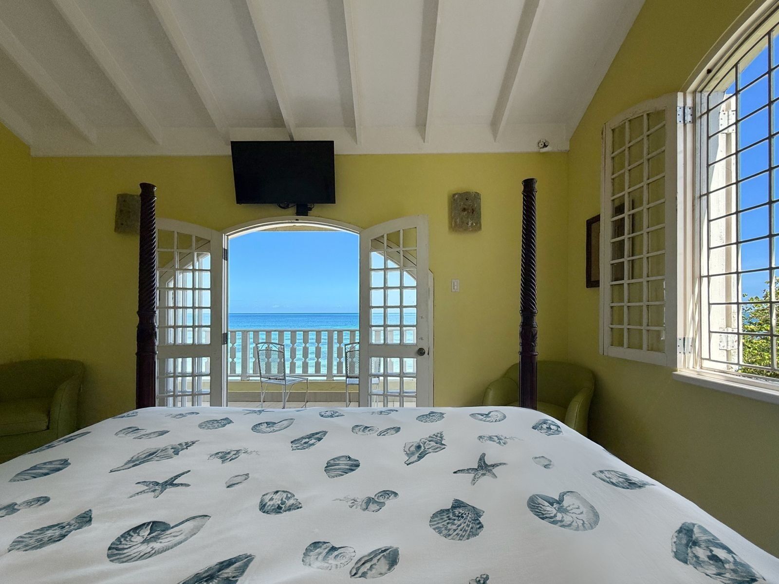 3 bedrooms, in-room safe, iron/ironing board, travel crib