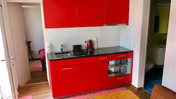 Jääkaappi, uuni, liesi