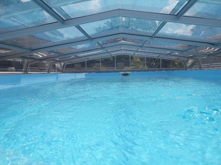 Piscine couverte, piscine extérieure. Chalet 4 personnes avec piscine partagée