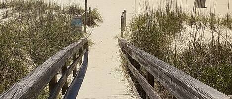 In Strandnähe, Liegestühle, Strandtücher