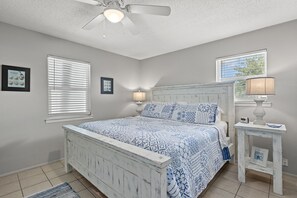 2 bedrooms, iron/ironing board, free WiFi, bed sheets - The Little Dolphin - 1 block to beach, quiet west end (Panama City)