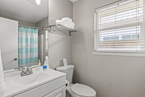 Hair dryer, towels, soap, shampoo - The Little Dolphin - 1 block to beach, quiet west end (Panama City)