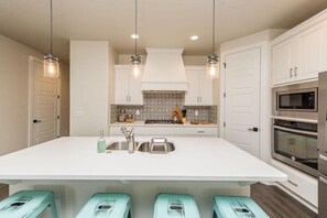 Fridge, microwave, oven, stovetop - Zion Park 10 Bedroom Home w/Private Hot Tub (Washington)