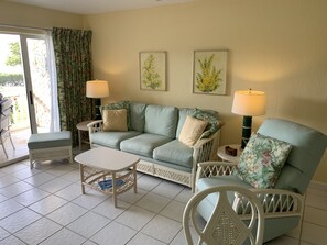 Téléviseur connecté, lecteur de DVD, table de ping-pong, livres