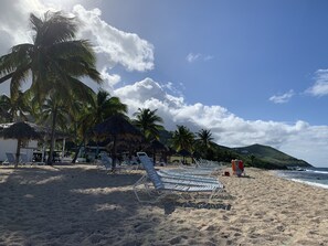 Sur la plage, chaise longue, serviettes de plage