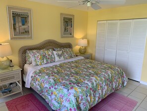 2 chambres, fer et planche à repasser, lit de bébé portatif