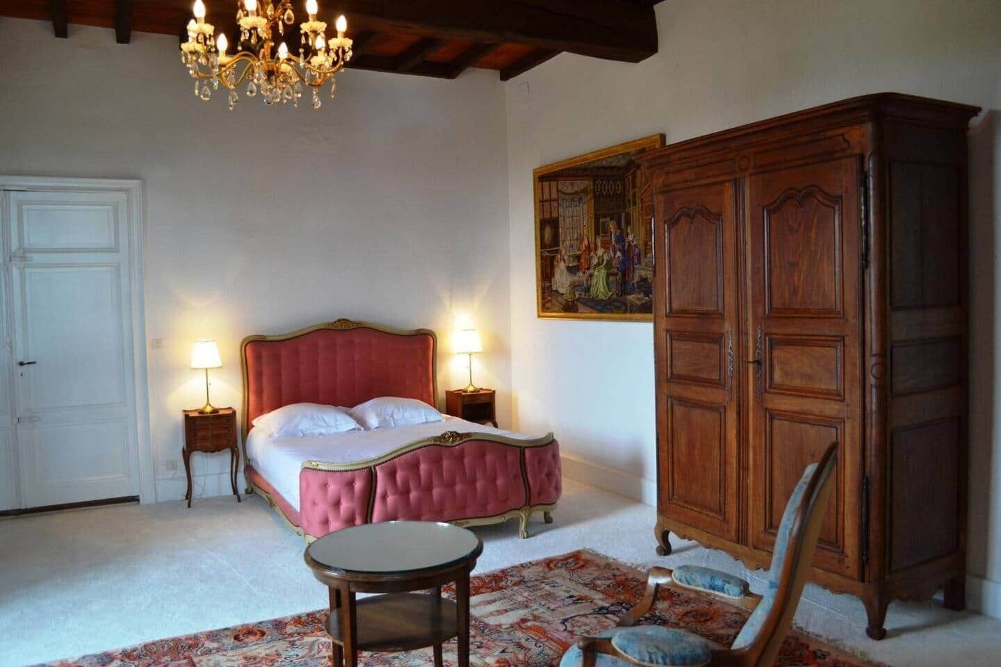 8 quartos, escrivaninha, ferros/tábuas de passar roupa, berço de viagem