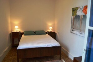 8 chambres, bureau, fer et planche à repasser, lit de bébé portatif