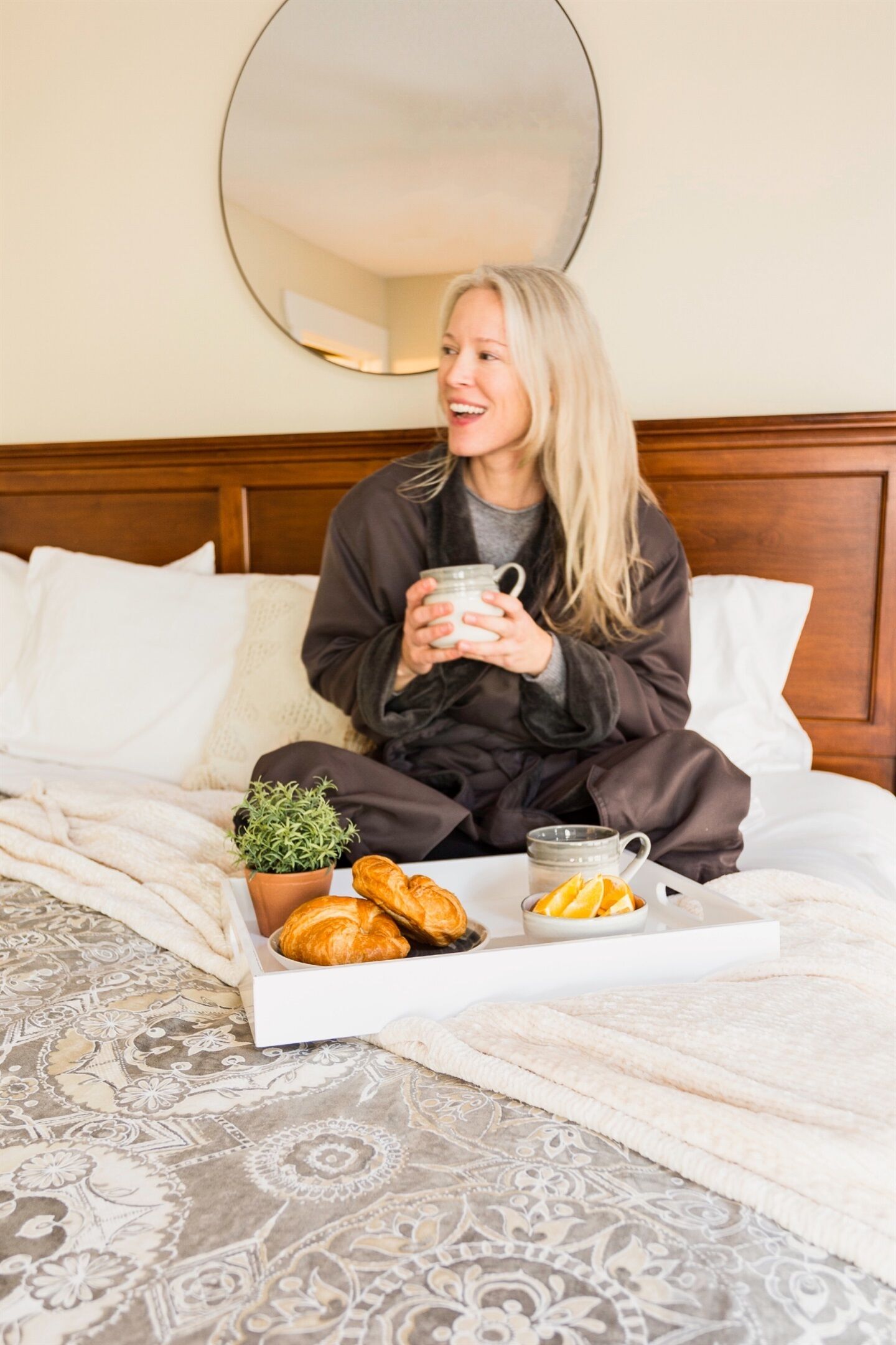 Een bureau, een strijkplank/strijkijzer, gratis wifi, beddengoed