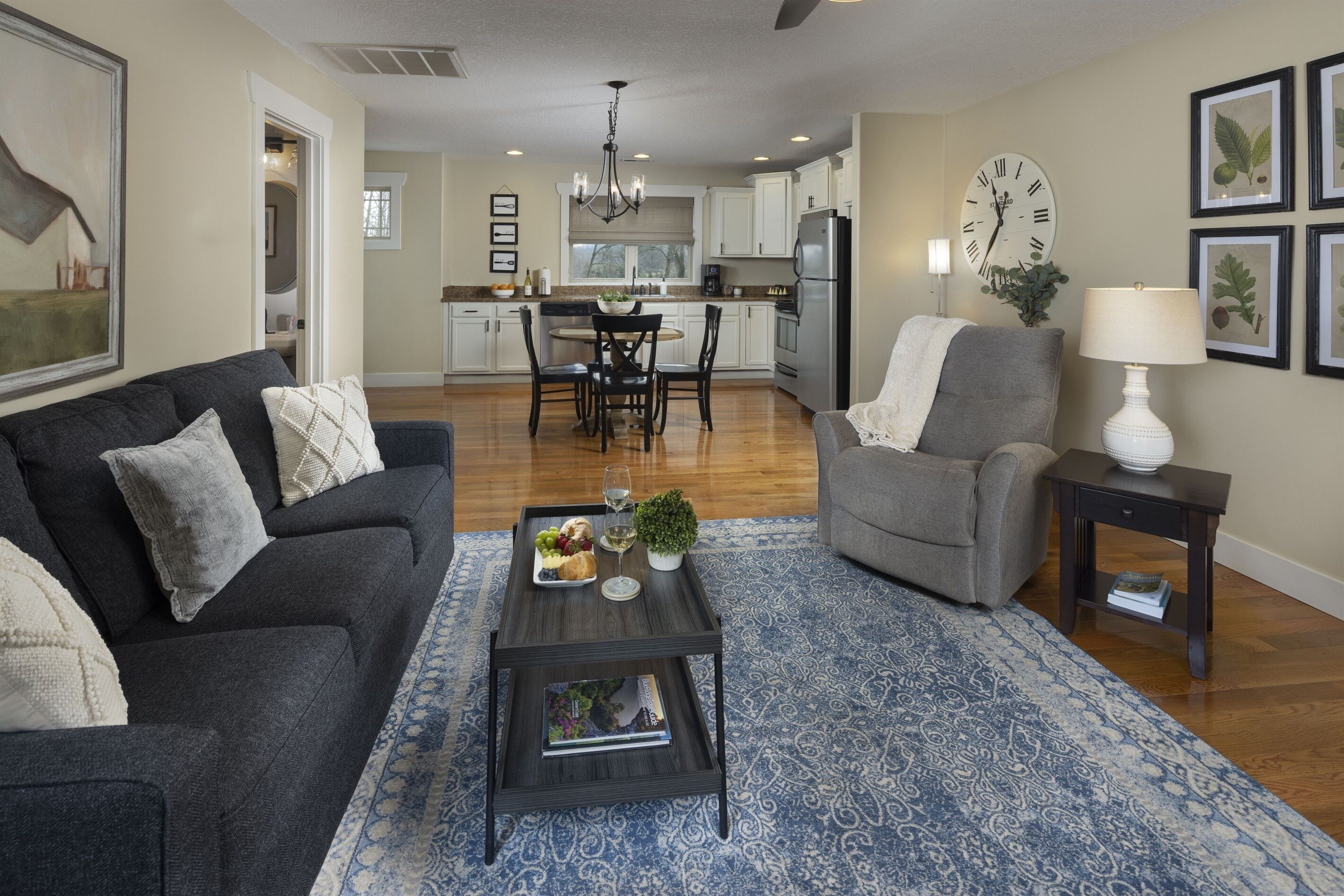 智能电视、壁炉、书