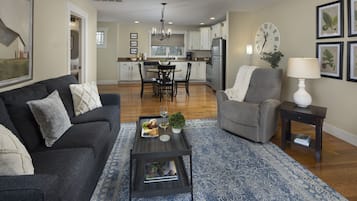 TV connectée, cheminée, livres