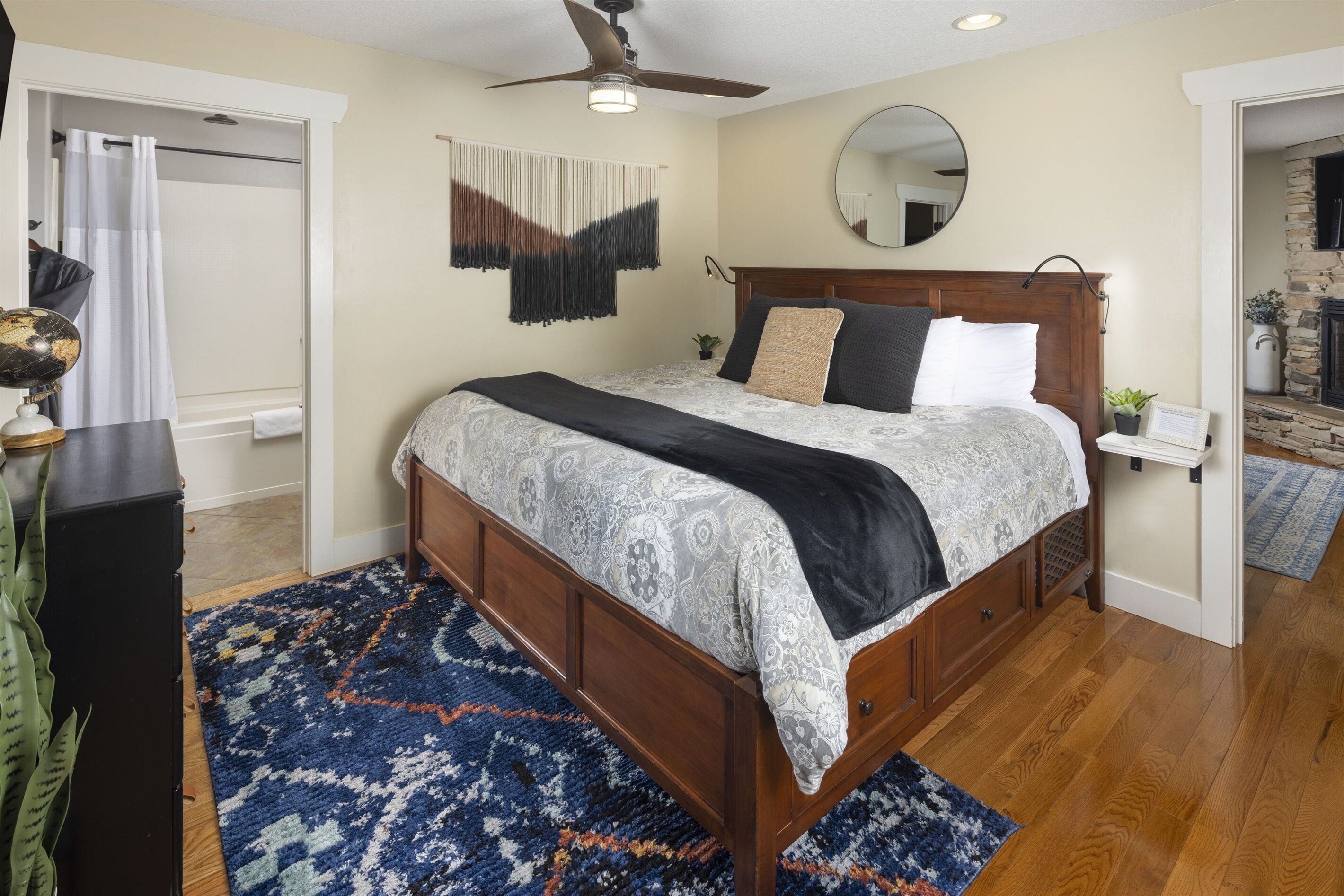 デスク、アイロン / アイロン台、WiFi (無料)、ベッドシーツ