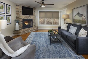Smart TV, fireplace, books - Chestnut Cottage • Romantic Hot Tub Stay (Asheville)