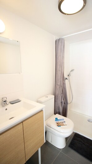 Shower, hair dryer - Le Clos des Flots, The Fleet - House "L'Océan" - 2 bedrooms, private patio (La Flotte)