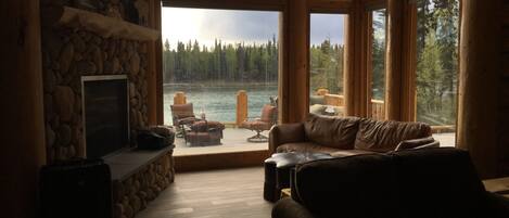 TV connectée, cheminée, jeux vidéo, lecteur de DVD